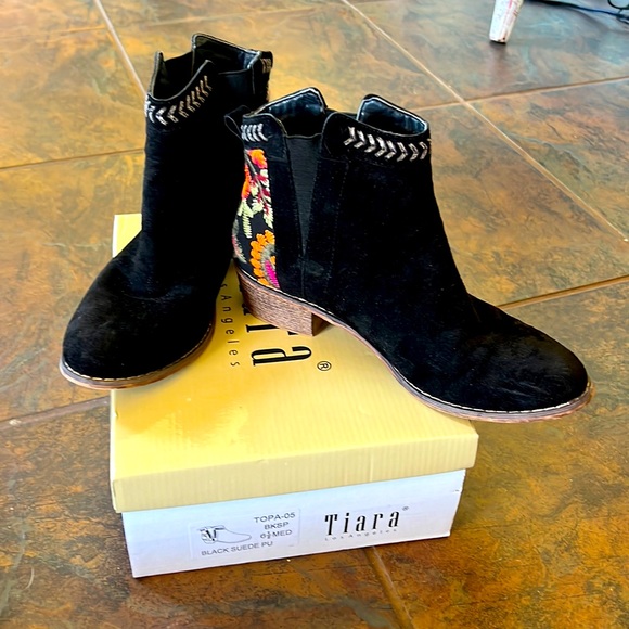 Tiara embroidered ankle boots, 6.5 - Picture 2 of 11